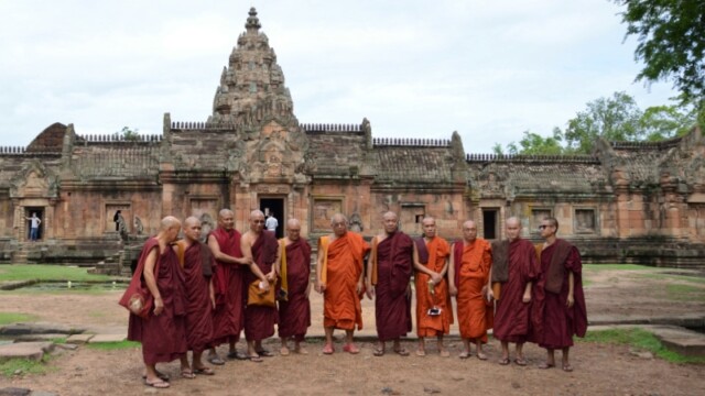 Munkarnir heimsækja hofið-© Trausti Baldursson